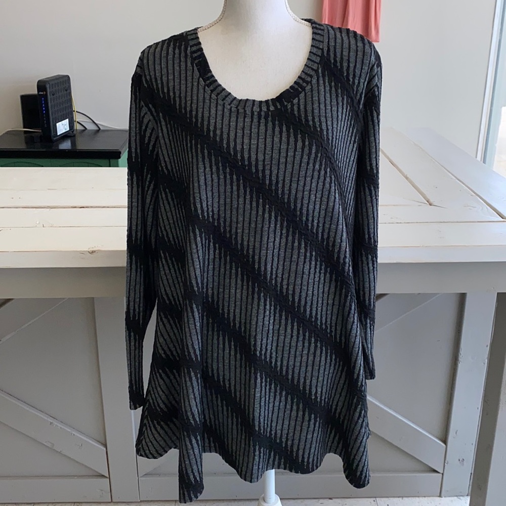 Transparente black and gray top